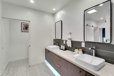 Bath - 4727 E Montecito Ave, Phoenix, AZ 85018 photo 4 of 8