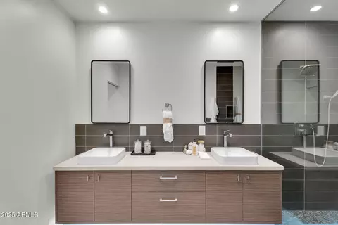Bath - 4727 E Montecito Ave, Phoenix, AZ 85018 photo 3 of 8