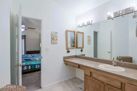 Bath - 441 E Topeka Dr, Phoenix, AZ 85024 photo 2 of 3