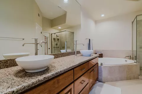 Bath - 719 W Townley Ave, Phoenix, AZ 85021 photo 1 of 4