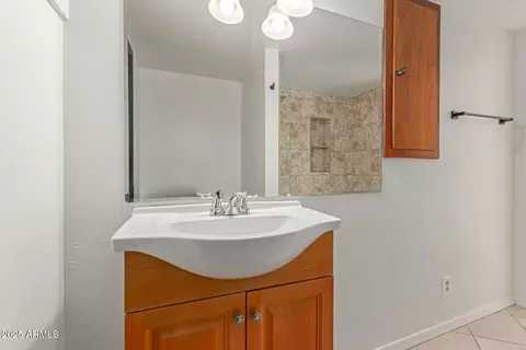 Bath - 1702 W Heatherbrae Dr, Phoenix, AZ 85015 photo 1 of 4