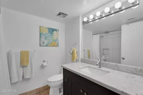Bath - 3030 E Clarendon Ave #6, Phoenix, AZ 85016 photo 4 of 5