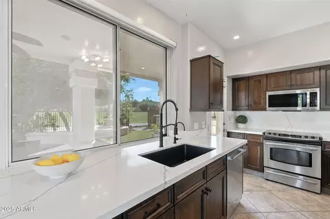 Kitchen - 5019 E La Mirada Way, Phoenix, AZ 85044 photo 4 of 7