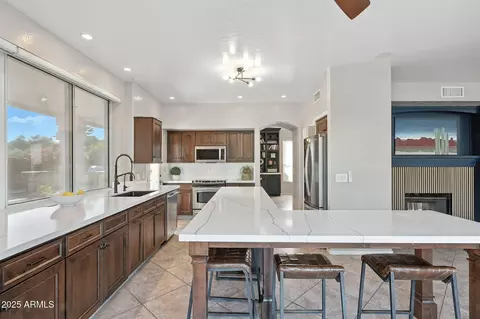 Kitchen - 5019 E La Mirada Way, Phoenix, AZ 85044 photo 3 of 7