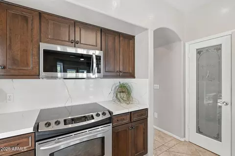 Kitchen - 5019 E La Mirada Way, Phoenix, AZ 85044 photo 2 of 7
