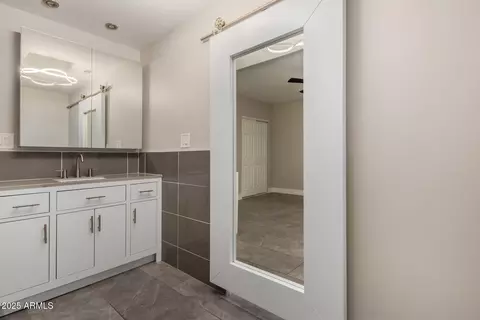 Bath - 353 E Thomas Rd #C101, Phoenix, AZ 85012 photo 1 of 3