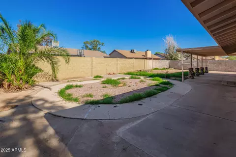 Exterior - 8010 W Westview Dr, Phoenix, AZ 85033 photo 3 of 6