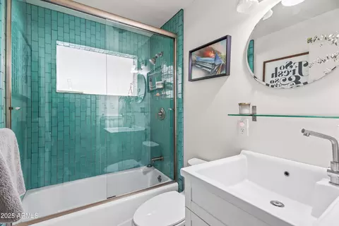 Bath - 4308 E Montecito Ave, Phoenix, AZ 85018 photo 1 of 2