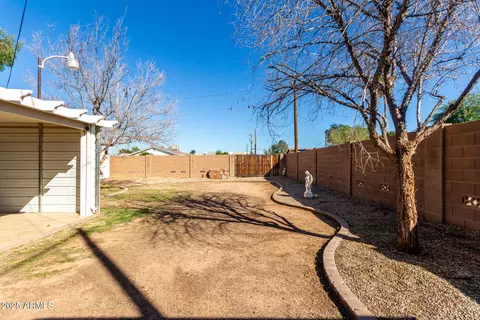 Exterior - 401 W Vineyard Rd, Phoenix, AZ 85041 photo 4 of 8