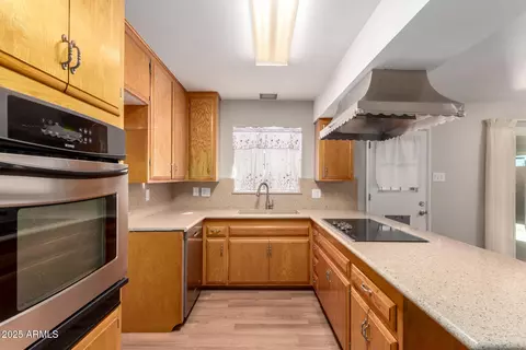 Kitchen - 401 W Vineyard Rd, Phoenix, AZ 85041 photo 2 of 3