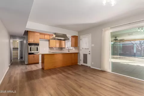 Living - 401 W Vineyard Rd, Phoenix, AZ 85041 photo 5 of 7