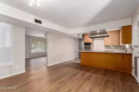 Living - 401 W Vineyard Rd, Phoenix, AZ 85041 photo 6 of 7