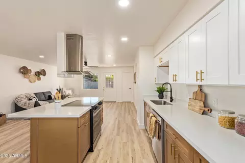 Kitchen - 433 N 111th Pl, Mesa, AZ 85207 photo 2 of 3