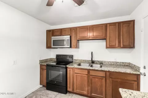Kitchen - 1010 E Chipman Rd, Phoenix, AZ 85040 photo 1 of 1