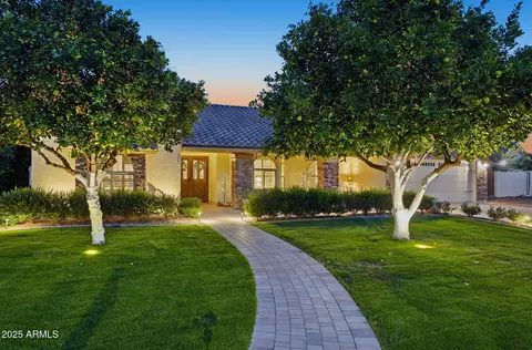 2217 N Hunt Cir, Mesa, AZ 85203