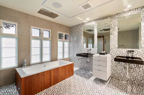 Bath - 341 E Monte Vista Rd, Phoenix, AZ 85004 photo 4 of 12