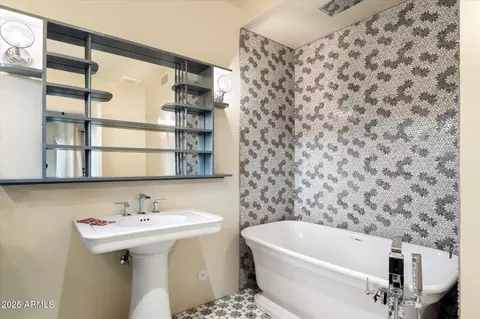Bath - 341 E Monte Vista Rd, Phoenix, AZ 85004 photo 7 of 12