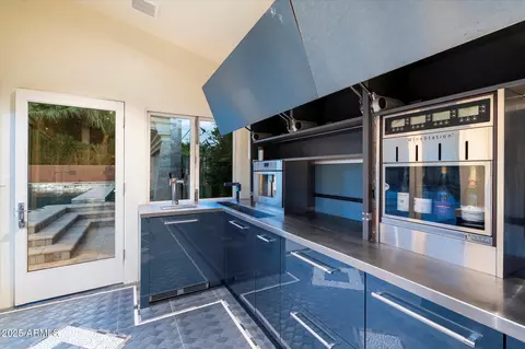 Kitchen - 341 E Monte Vista Rd, Phoenix, AZ 85004 photo 9 of 11
