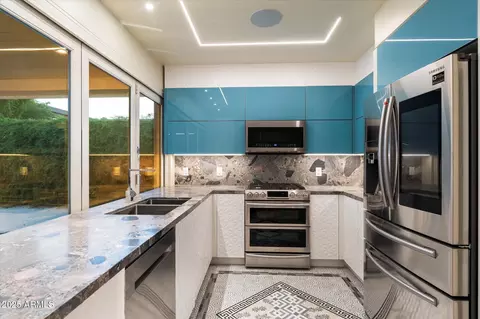 Kitchen - 341 E Monte Vista Rd, Phoenix, AZ 85004 photo 6 of 11