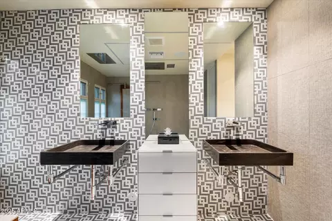 Bath - 341 E Monte Vista Rd, Phoenix, AZ 85004 photo 2 of 12