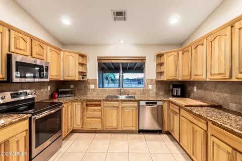 Kitchen - 1939 E Primrose Path, Phoenix, AZ 85086 photo 1 of 3