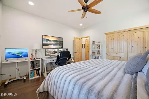 Bedroom - 2234 Fairway Dr, Overgaard, AZ 85933 photo 5 of 5