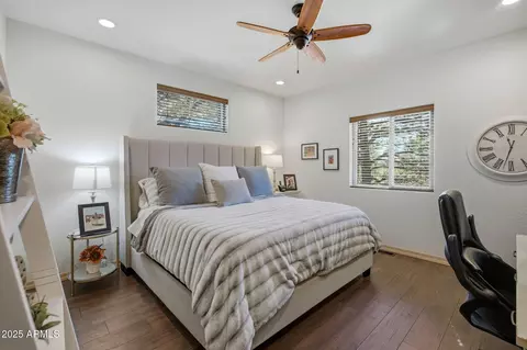 Bedroom - 2234 Fairway Dr, Overgaard, AZ 85933 photo 4 of 5