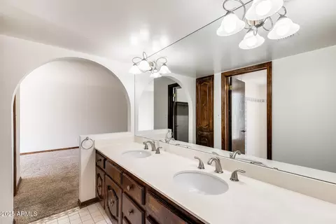 Bath - 6142 N 13th St, Phoenix, AZ 85014 photo 2 of 4
