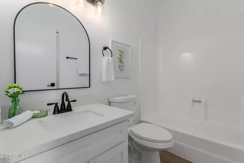 Bath - 1352 E Highland Ave #206, Phoenix, AZ 85014 photo 3 of 4