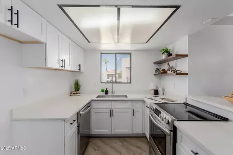 Kitchen - 1352 E Highland Ave #206, Phoenix, AZ 85014 photo 2 of 3