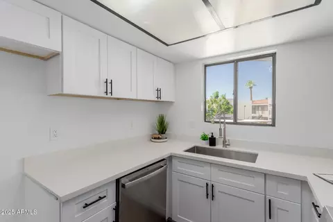 Kitchen - 1352 E Highland Ave #206, Phoenix, AZ 85014 photo 3 of 3