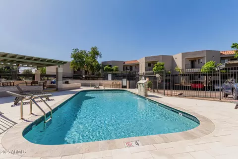 Exterior - 1352 E Highland Ave #206, Phoenix, AZ 85014 photo 5 of 7