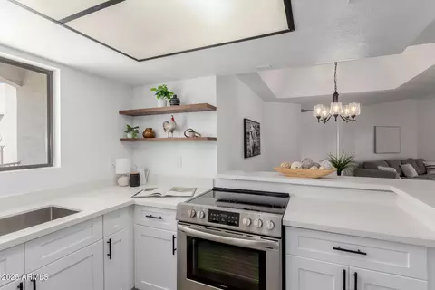 Kitchen - 1352 E Highland Ave #206, Phoenix, AZ 85014 photo 1 of 3