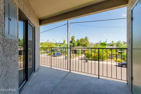 Exterior - 1352 E Highland Ave #206, Phoenix, AZ 85014 photo 3 of 7