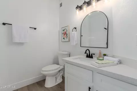 Bath - 1352 E Highland Ave #206, Phoenix, AZ 85014 photo 1 of 4