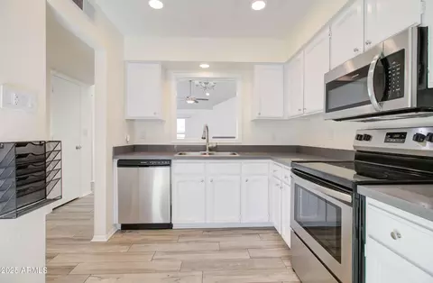 Kitchen - 5134 Edgemont Ave, Phoenix, AZ 85008 photo 4 of 4