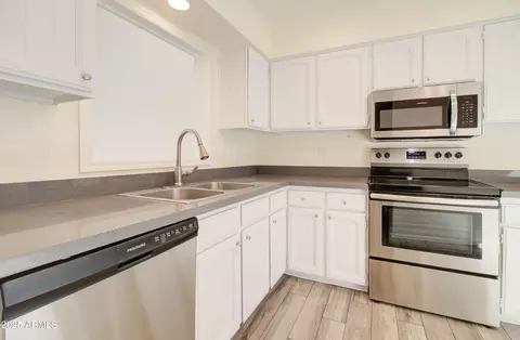 Kitchen - 5134 Edgemont Ave, Phoenix, AZ 85008 photo 2 of 4