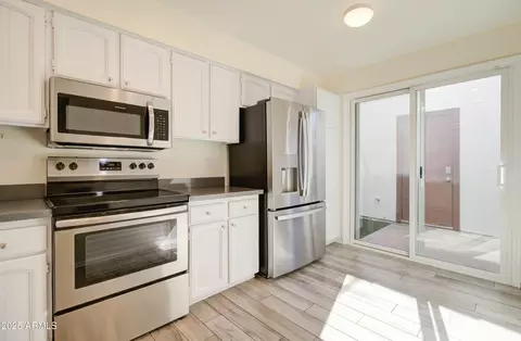 Kitchen - 5134 Edgemont Ave, Phoenix, AZ 85008 photo 3 of 4