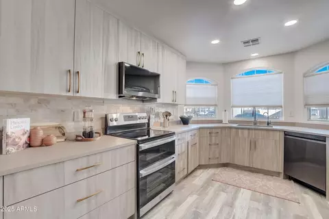 Kitchen - 7258 E Kiva Ave, Mesa, AZ 85209 photo 11 of 12