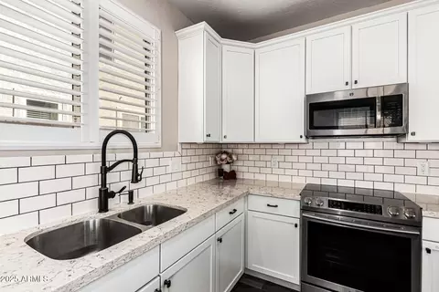 Kitchen - 3686 E Meadowview Dr, Gilbert, AZ 85298 photo 4 of 5