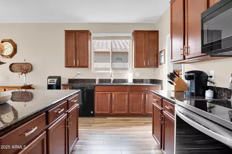 Kitchen - 1729 E Chanute Pass, Phoenix, AZ 85040 photo 3 of 3