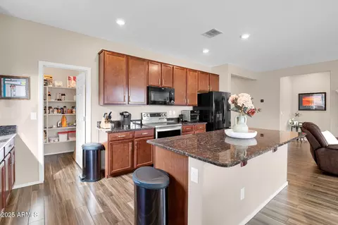 Kitchen - 1729 E Chanute Pass, Phoenix, AZ 85040 photo 2 of 3
