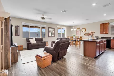 Living - 1729 E Chanute Pass, Phoenix, AZ 85040 photo 1 of 2
