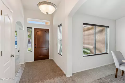 Entry Way - 916 S Dolphin Dr, Gilbert, AZ 85233 photo 2 of 5