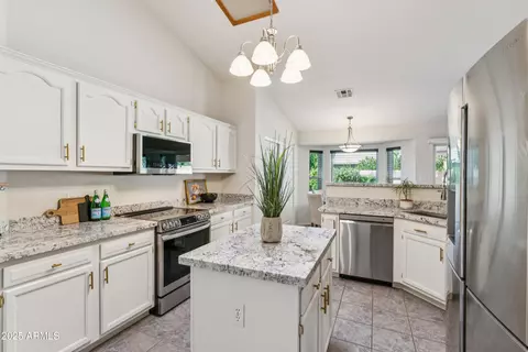 Kitchen - 916 S Dolphin Dr, Gilbert, AZ 85233 photo 2 of 4