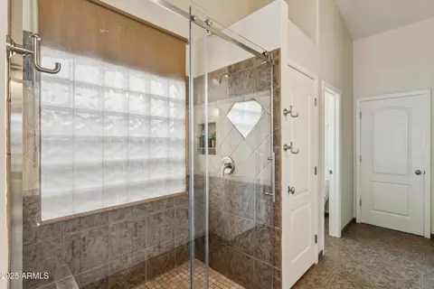 Bath - 916 S Dolphin Dr, Gilbert, AZ 85233 photo 2 of 4