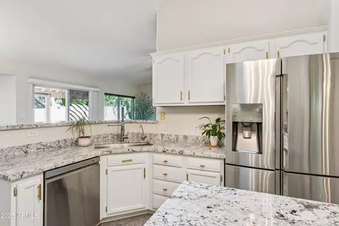 Kitchen - 916 S Dolphin Dr, Gilbert, AZ 85233 photo 4 of 4