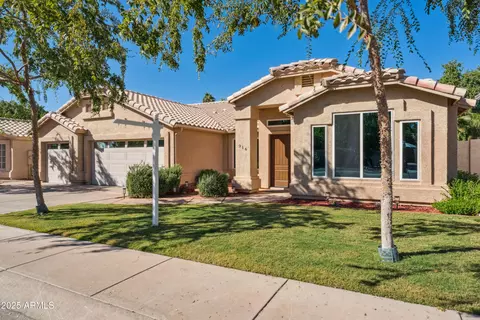 Exterior - 916 S Dolphin Dr, Gilbert, AZ 85233 photo 2 of 11