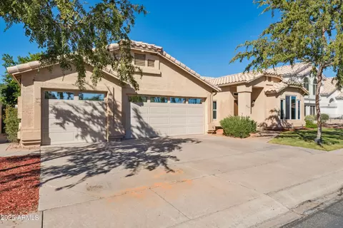 Exterior - 916 S Dolphin Dr, Gilbert, AZ 85233 photo 3 of 11