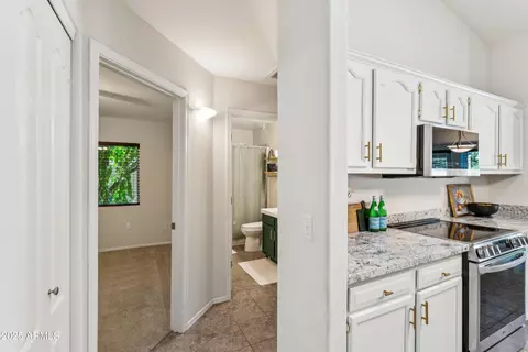Entry Way - 916 S Dolphin Dr, Gilbert, AZ 85233 photo 5 of 5
